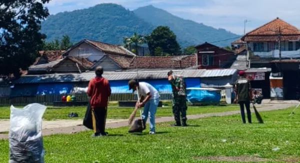 Babinsa Koramil 1004 bersihkan Alun-Alun Tanjungsari jelang Shalat Id 2026