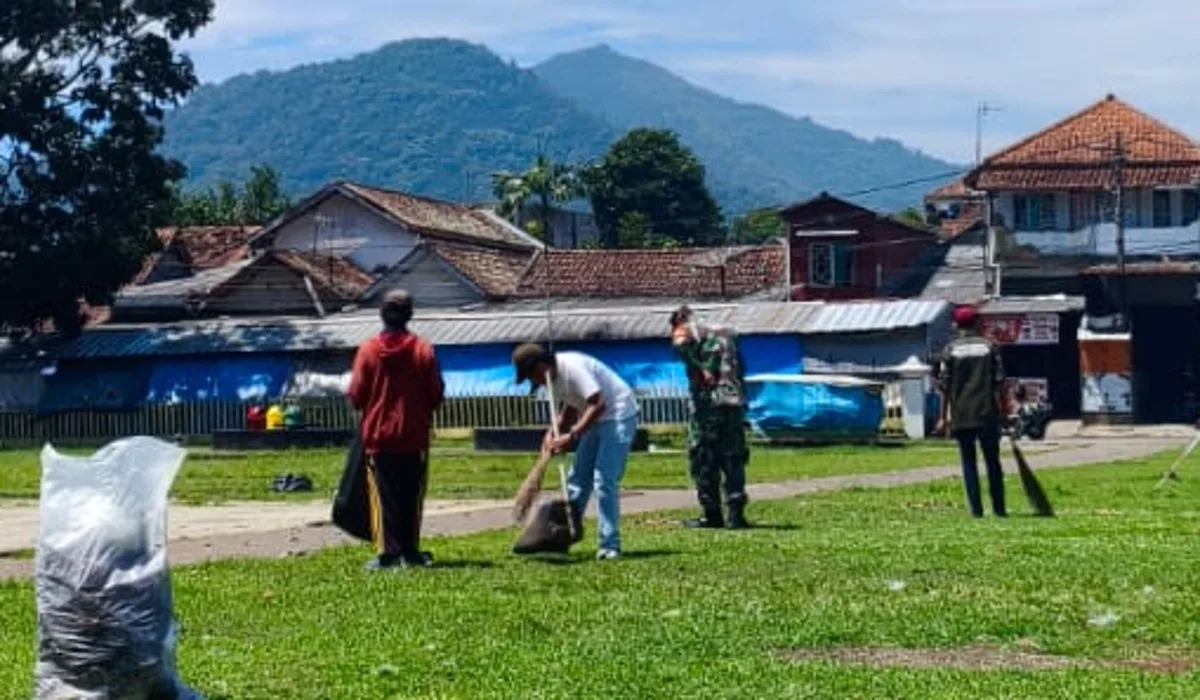 Babinsa Koramil 1004 bersihkan Alun-Alun Tanjungsari jelang Shalat Id 2026