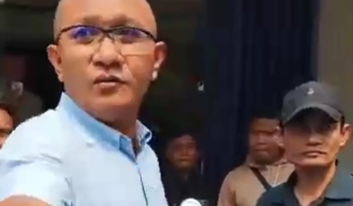 Kasat Reskrim Polres Sumedang, AKP Tanwin Nopiansah saat menginterogasi Kepala Kantor "Mata Elang" sesaat setelah mereka melakukan aksi yang menghentikan pemudik