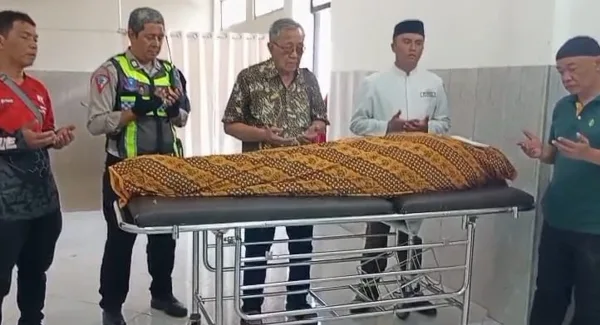 Proses evakuasi pemudik pingsan di RM Sawargi oleh Sat Lantas Polres Sumedang