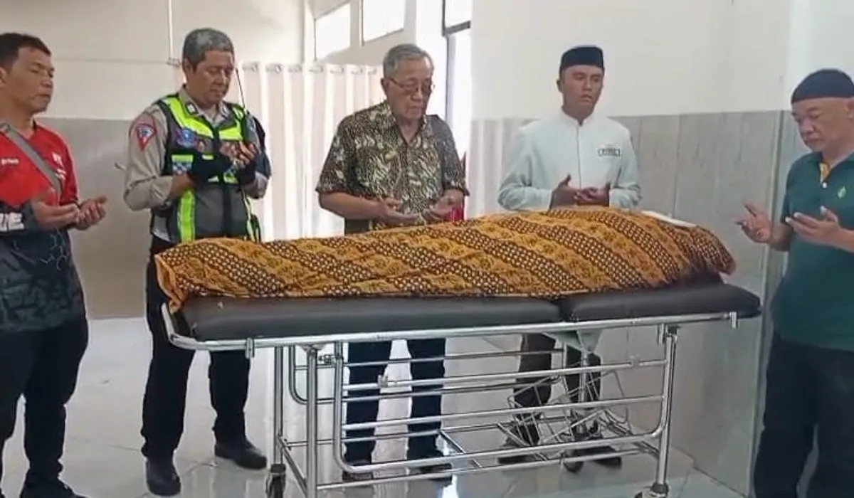 Proses evakuasi pemudik pingsan di RM Sawargi oleh Sat Lantas Polres Sumedang