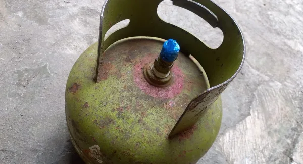 Warga Garut kesulitan mencari gas elpiji 3 kg yang langka dan mahal