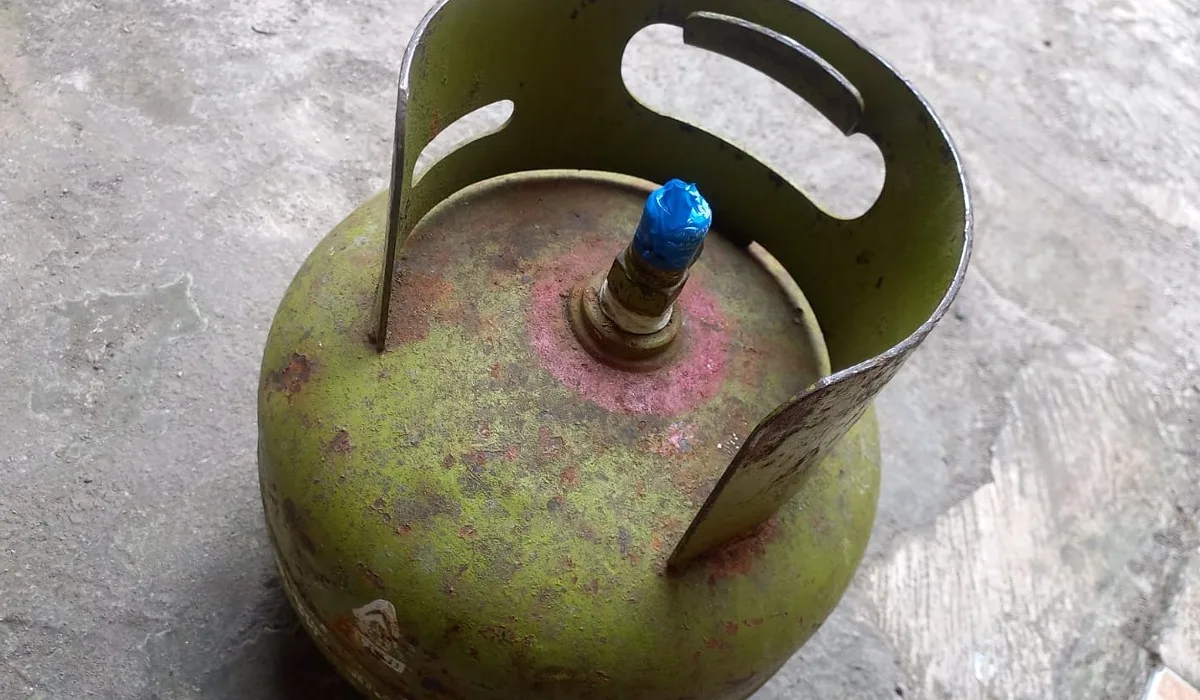 Warga Garut kesulitan mencari gas elpiji 3 kg yang langka dan mahal