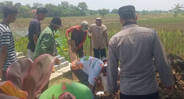 Proses pemakaman RA (20) pria yang tewas diduga karena epilepsi kambuh di Ujungjaya Sumedang
