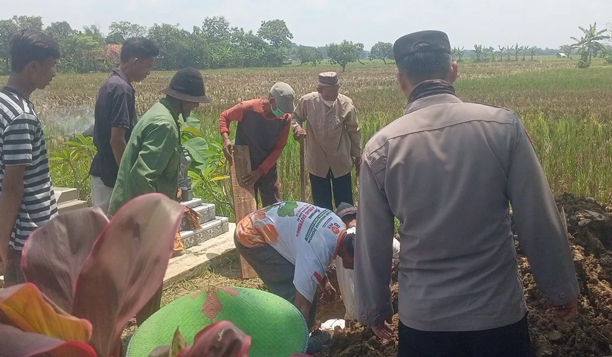 Proses pemakaman RA (20) pria yang tewas diduga karena epilepsi kambuh di Ujungjaya Sumedang
