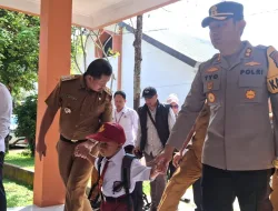 Viral! Kapolres dan Bupati Sumedang Kawal Langsung Anak Pemulung Masuk Sekolah