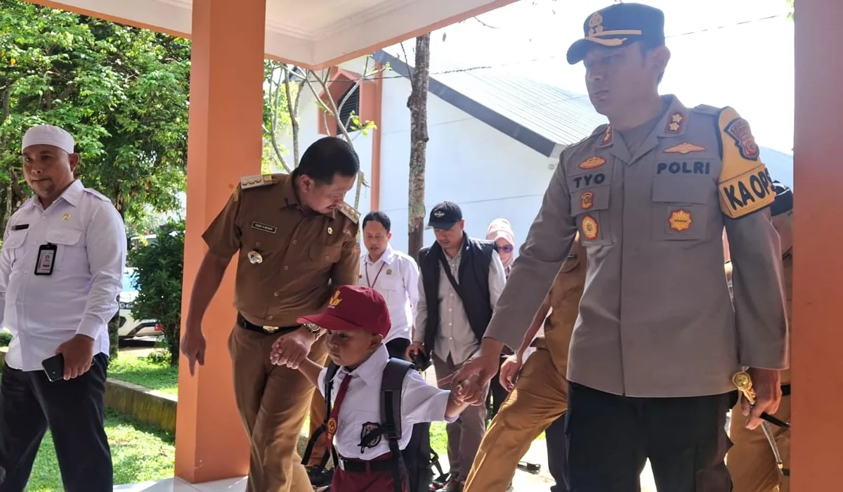 Bupati dan Kapolres Sumedang dampingi Fikri anak pemulung masuk sekolah pada Senin (30/3/2026)