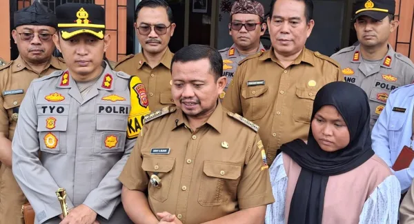 Bupati Sumedang, Dony Ahmad Munir didampingi sejumlah pejabat terkait dan Kapolres Sumedang saat mengantar Fikri ke Sekolah Rakyat di Rancamulya Sumedang pada Senin (30/3/2026)