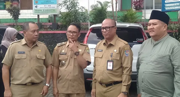 Direktur Keuangan dan Aset Kemendagri, Bahri didampingi Kadis Kopumkm-PP, Ayuh Hidayat serta Camat Tanjungsari, Agus Beni Triadhie dan Kades Tanjungsari, Erry Supriyadi saat meninjau langsung lokasi KDMP Desa Tanjungsari
