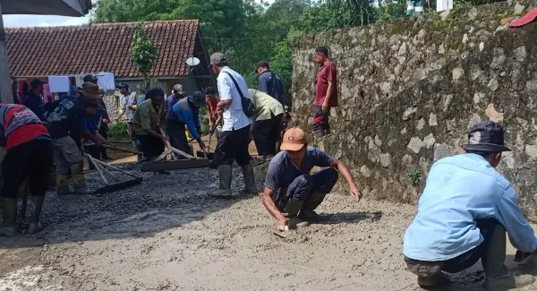 Warga Dusun Cipareuag Desa Haurngombong Pamulihan bergotong royong tuntaskan pembangunan rabat beton jalan sepanjang 200 meter