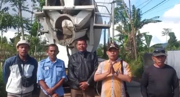 Kepala Desa Haurngombong Kecamatan Pamulihan, Dadang (berkemeja kuning putih) didampingi aparatur desa, Ketua RW dan Tokoh Masyarakat di sela-sela pembangunan rabat beton jalan Cipareuag