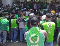 Protes Aturan Barcode dan Gerbang Ditutup, Massa Ojol Serbu Rektorat Unpad Jatinangor