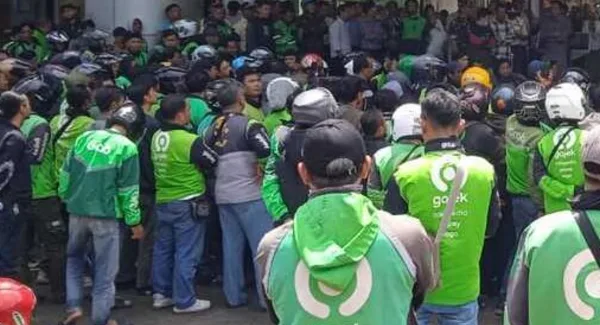 Ratusan pengemudi Ojek Online (Ojol) lakukan protes ke gedung Rektorat Universitas Padjajaran Jatinangor Sumedang pada Selasa (31/3/2026)