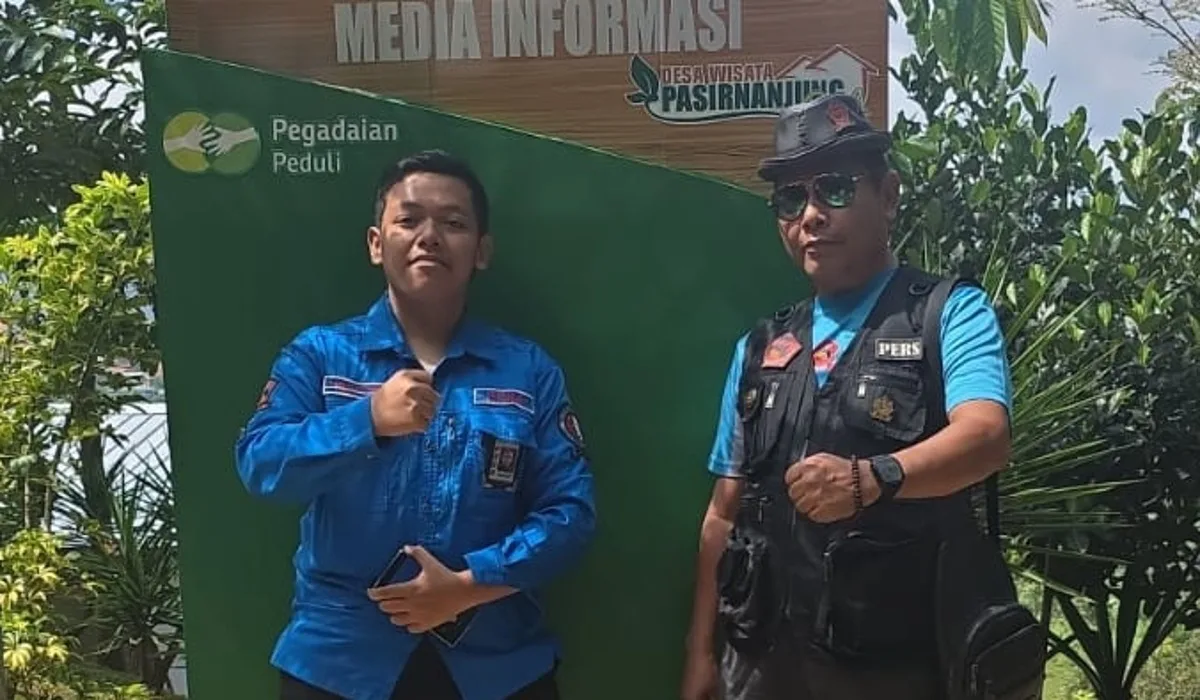 CEO Tabloid FBI, H.N Mujianto (kanan)