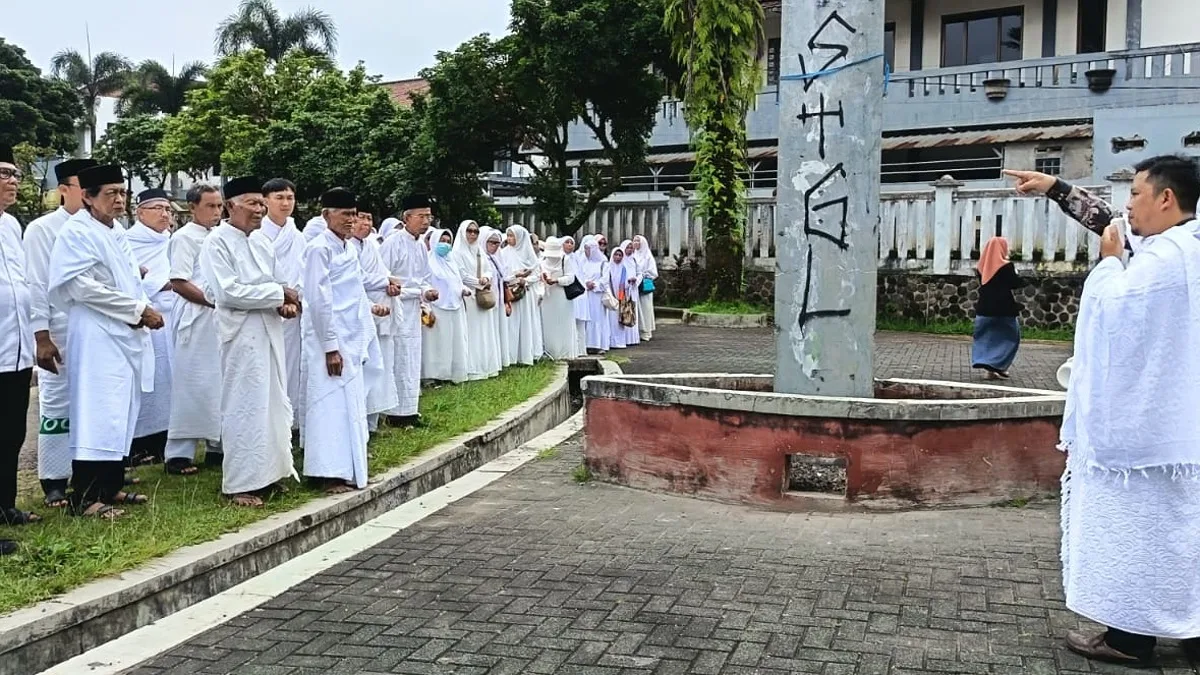 Ketua KBIHU Multazam, KH. Asep Fuad bersama sejumlah calon jemaah haji asal Sumedang