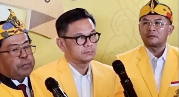 Wakil Ketua DPP Partai Golkar, Idrus Marham (kiri) didampingi Mantan Ketua DPD Golkar, Ace Hasan Syadzily dan Wakil Gubernur Jabar, Erwan Setiawan