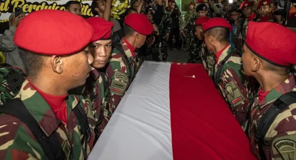 Para prajurit TNI mengusung peti jenazah personel penjaga perdamaian yang tergabung dalam United Nation Interim Force In Lebanon (UNIFIL) Mayor Inf (Anm) Zulmi Aditya Iskandar, setibanya di rumah duka, di Kampung Cikendal, Cimahi Utara, Kota Cimahi, Jawa Barat, Sabtu, (4/42026).