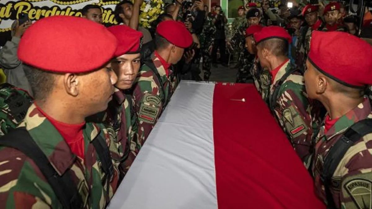 Para prajurit TNI mengusung peti jenazah personel penjaga perdamaian yang tergabung dalam United Nation Interim Force In Lebanon (UNIFIL) Mayor Inf (Anm) Zulmi Aditya Iskandar, setibanya di rumah duka, di Kampung Cikendal, Cimahi Utara, Kota Cimahi, Jawa Barat, Sabtu, (4/42026).
