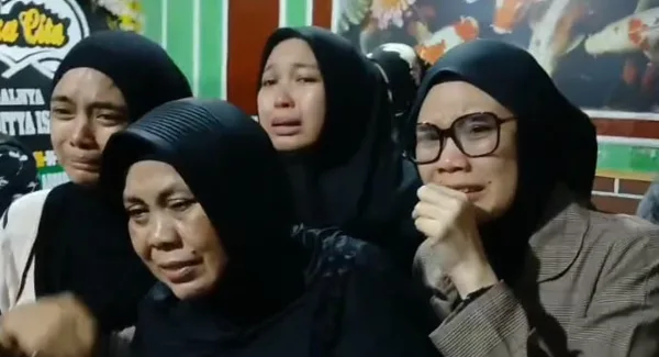 Tangis keluarga jenazah Mayor Inf Anumerta Zulmi Aditya Iskandar di rumah duka Cimahi, Sabtu (4/4/2026)