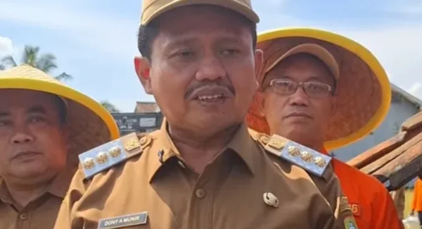 Bupati Sumedang Dony Ahmad Munir bersama HKTI Panen Padi tabela di Desa Sukamaju Rancakalong Sumedang
