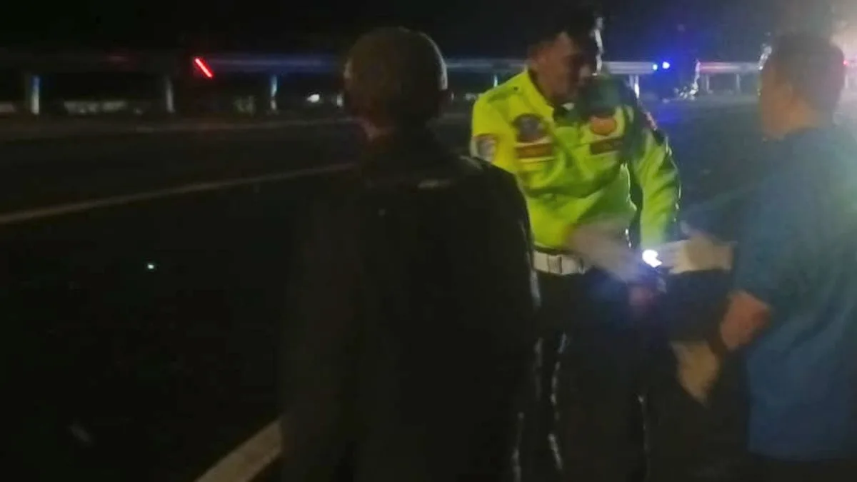 Petugas mengevakuasi korban kecelakaan di Cadas Pangeran Sumedang