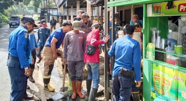 Sinergi Lintas Sektor, Pemerintah Kecamatan Tanjungsari bergotong royong perbaiki drainase di Blok Cibunder Jatisari