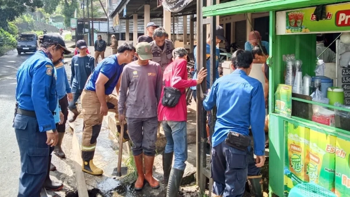 Sinergi Lintas Sektor, Pemerintah Kecamatan Tanjungsari bergotong royong perbaiki drainase di Blok Cibunder Jatisari