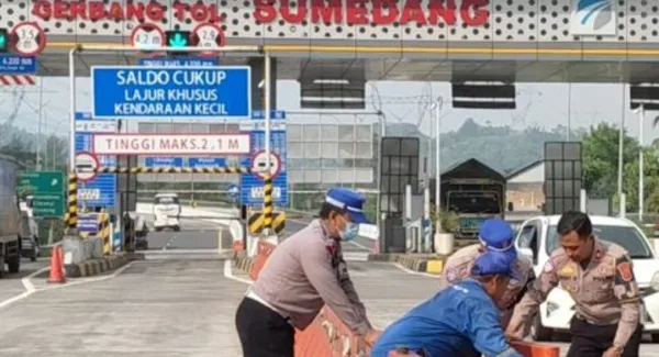 Petugas Operator Jalan Tol Cisumdawu (PT CKJT) dibantu Polisi memasang road barrier di pintu tol