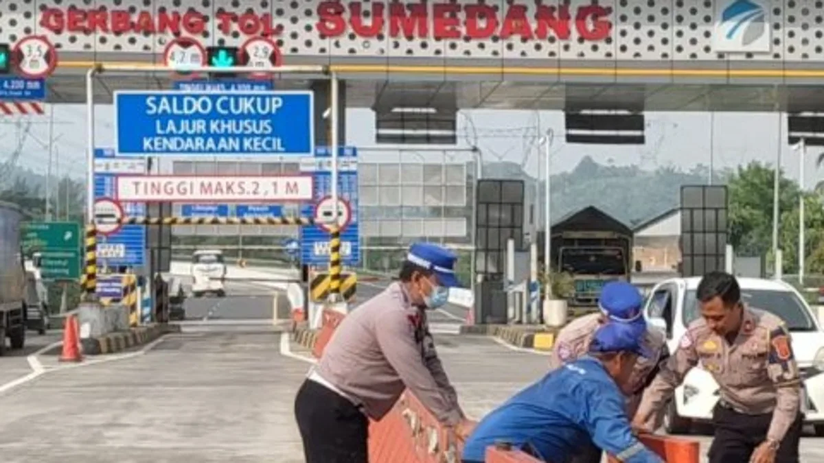 Petugas Operator Jalan Tol Cisumdawu (PT CKJT) dibantu Polisi memasang road barrier di pintu tol