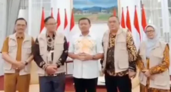 Bupati Sumedang, Dony Ahmad Munir didampingi Kepala Dinas Pendidikan, Dr. Eka Ganjar Kurniawan menerima lulusan S2 dan S3 alumni beasiswa LPDP yang akan ditempatkan di pelosok Sumedang dalam Program Relawan Pejuang Digital dari Pemerintah Pusat