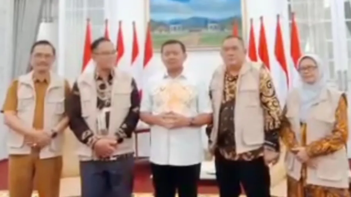 Bupati Sumedang, Dony Ahmad Munir didampingi Kepala Dinas Pendidikan, Dr. Eka Ganjar Kurniawan menerima lulusan S2 dan S3 alumni beasiswa LPDP yang akan ditempatkan di pelosok Sumedang dalam Program Relawan Pejuang Digital dari Pemerintah Pusat