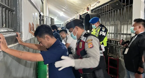 Petugas dari Tim gabungan TNI, Polri, BNNK serta petugas Lapas Sumedang dalam razia di Lapas Kelas IIB Sumedang