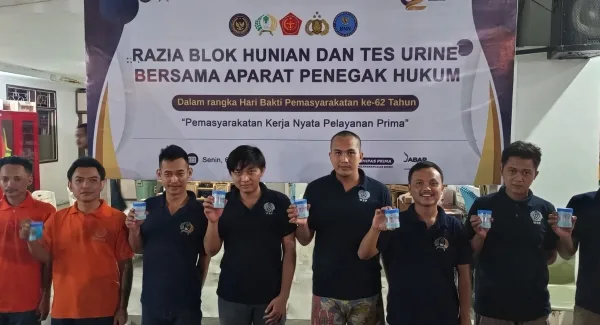 Sejumlah penghuni Rutan Lapas Kelas IIB Sumedang memperlihatkan hasil negatif dalam Razia pada Senin malam (6/4/2026)