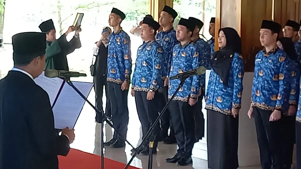 Bupati Sumedang Dony Ahmad Munir melantik dan mengambil sumpah dan janji 174 PNS