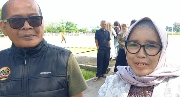 Hj. Euis Nurfaridah, salah satu orang tua yang menyaksikan pelantikan PNS di lingkungan Pemkab Sumedang