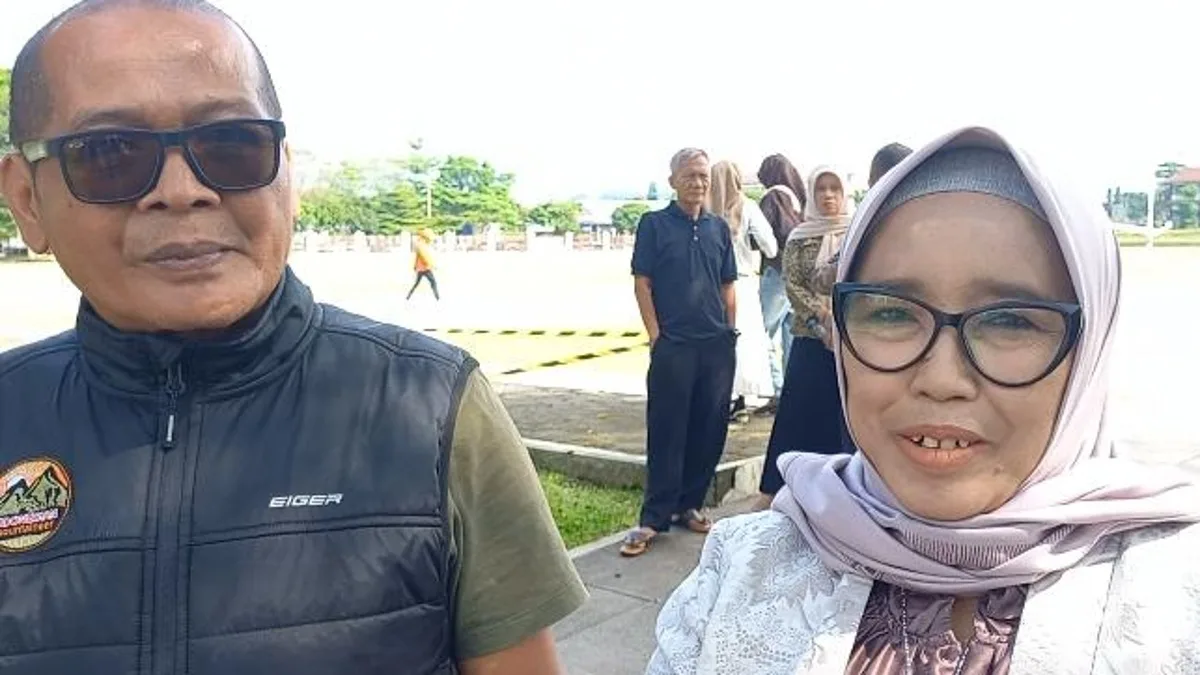 Hj. Euis Nurfaridah, salah satu orang tua yang menyaksikan pelantikan PNS di lingkungan Pemkab Sumedang
