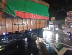 Cadas Pangeran Lumpuh Total! Longsor Besar Tutup Jalan Nasional Bandung-Cirebon