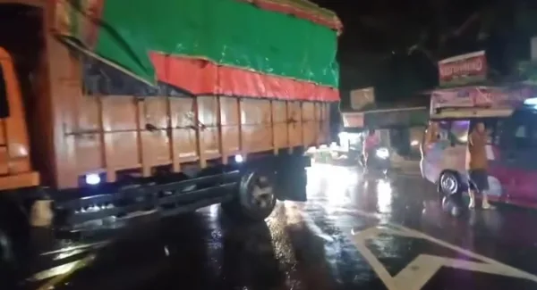 Pantauan di lokasi longsor Cadas Pangeran Sumedang, Rabu malam (8/4/2026) sejumlah kendaraan besar diarahkan berputar arah menuju tol Cisumdawu, sementara kendaraan kecil bisa melalui jalur atas Cadas Pangeran