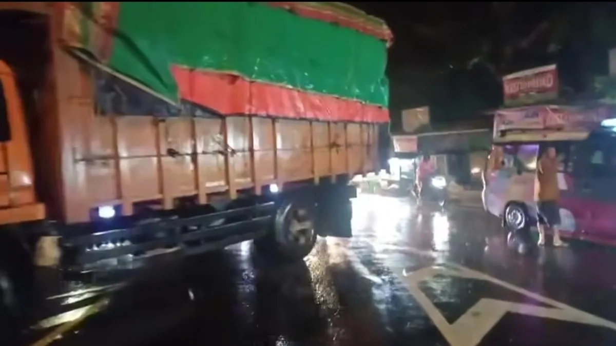 Pantauan di lokasi longsor Cadas Pangeran Sumedang, Rabu malam (8/4/2026) sejumlah kendaraan besar diarahkan berputar arah menuju tol Cisumdawu, sementara kendaraan kecil bisa melalui jalur atas Cadas Pangeran