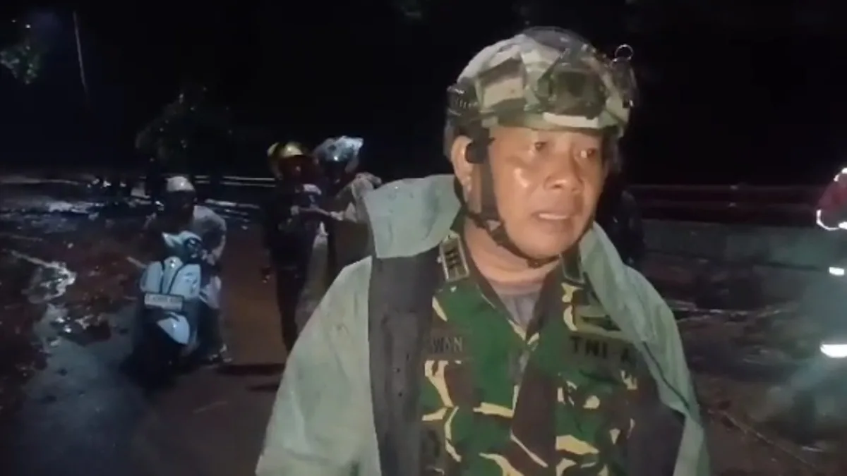 Danramil Tanjungsari, Kapten Inf Agus Hermawan saat melaporkan situasi terkini longsor di Cadas Pangeran Sumedang yang menyebabkan jalur Sumedang-Cirebon lumpuh total