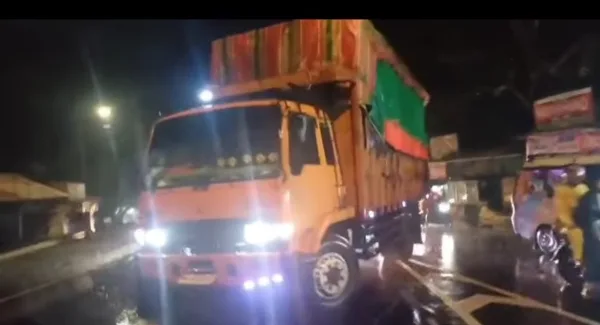 Kendaraan besar terpaksa memutar arah karena jalan raya Bandung-Cirebon tepatnya di Cadas Pangeran tertimbun longsor pada Rabu petang (8/4/2026)