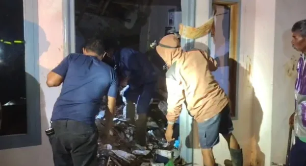 Petugas dan warga sekitar lokasi longsor di Desa Mekarahayu Kecamatan Sumedang Selatan berusaha membersihkan material longsor mencari satu korban yang tertimbun.