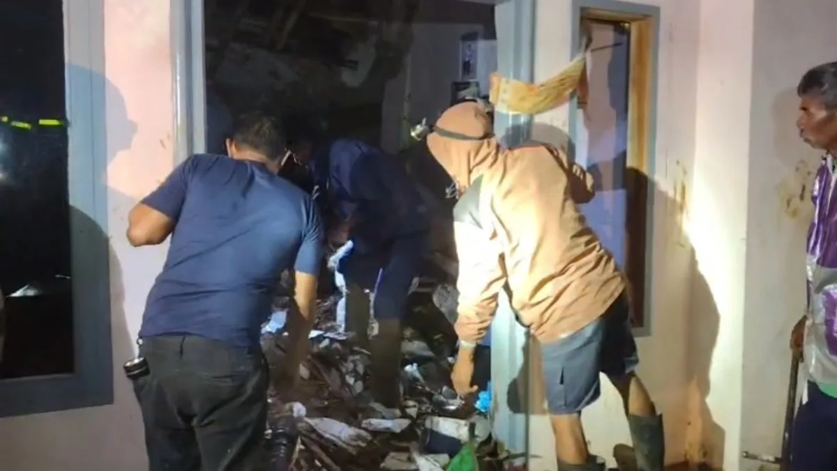 Petugas dan warga sekitar lokasi longsor di Desa Mekarahayu Kecamatan Sumedang Selatan berusaha membersihkan material longsor mencari satu korban yang tertimbun.