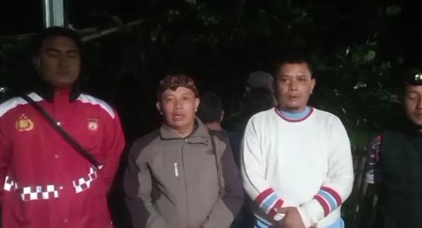 Kepala Desa Haurngombong, Dadang didampingi Bhabinkamtibmas, Ketua RW dan anggota BPD saat meninjau lokasi bencana longsor di Dusun Rancamekar Desa Haurngombong Pamulihan