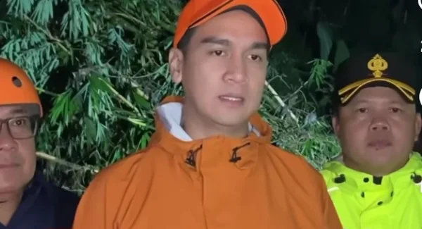 Wakil Bupati Sumedang, M. Fajar Aldila didampingi Wakapolres, Kompol Sungkowo dan Kalak BPBD Sumedang, Bambang Rianto saat memimpin proses pembersihan material longsor di Cadas Pangeran Sumedang