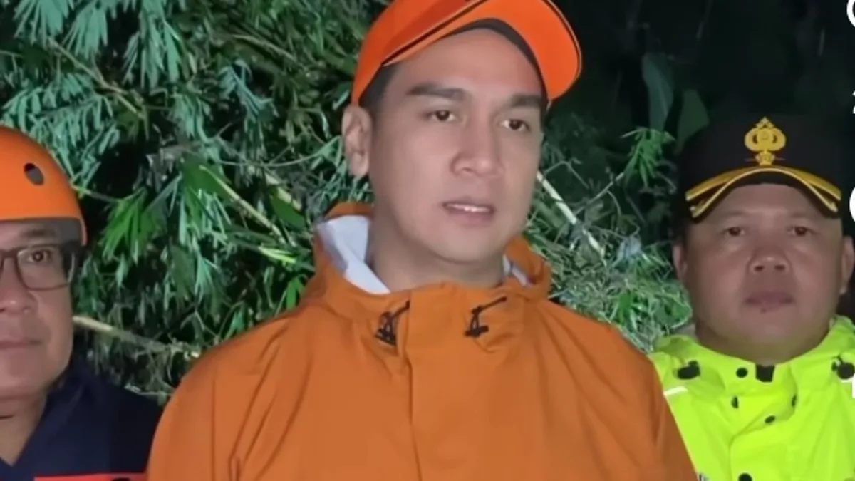 Wakil Bupati Sumedang, M. Fajar Aldila didampingi Wakapolres, Kompol Sungkowo dan Kalak BPBD Sumedang, Bambang Rianto saat memimpin proses pembersihan material longsor di Cadas Pangeran Sumedang