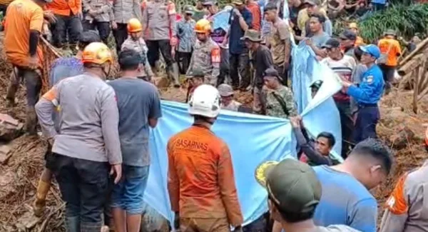 Akhirnya korban longsor di Desa Mekarahayu berhasil ditemukan SAR Gabungan saat Evakuasi Longsor Sumedang Selatan