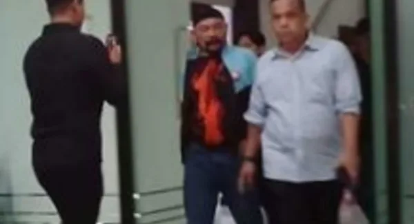 Mantan Kadishub Sumedang, AM saat digelandang keluar gedung kantor Kejari Sumedang pada Kamis malam (9/4/2026) usai ditetapkan sebagai tersangka