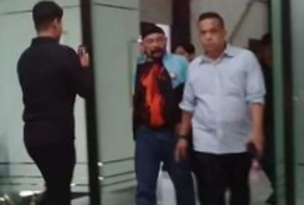 Mantan Kadishub Sumedang, AM saat digelandang keluar gedung kantor Kejari Sumedang pada Kamis malam (9/4/2026) usai ditetapkan sebagai tersangka