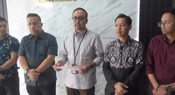 Kasi Pidum Kejari Sumedang memberikan keterangan pers terkait tersangka korupsi Dishub.